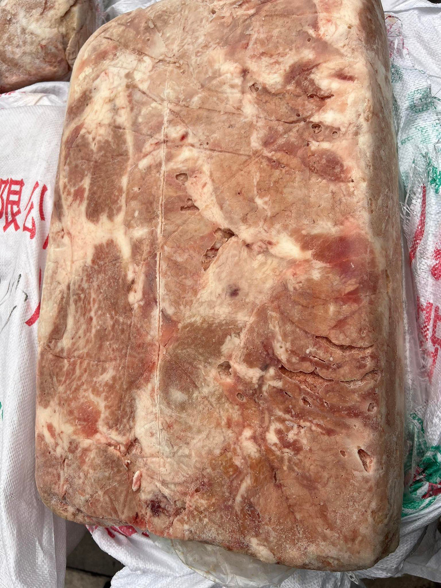 Khoảng 1 tấn nầm lợn được chứa trong bảo tải bị lực lượng chức năng phát hiện, thu giữ.