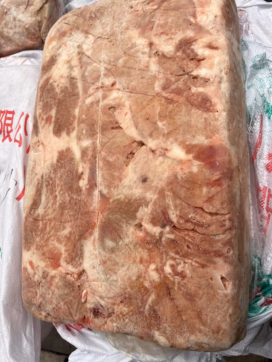 Khoảng 1 tấn nầm lợn được chứa trong bảo tải bị lực lượng chức năng phát hiện, thu giữ.