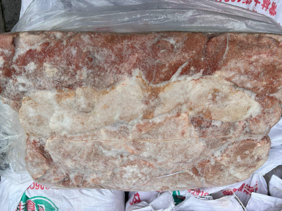 Khoảng 1 tấn nầm lợn được chứa trong bảo tải bị lực lượng chức năng phát hiện, thu giữ.