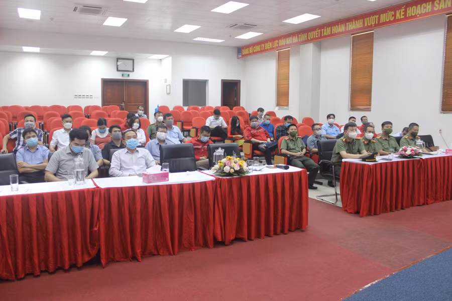 Lễ công bố quyết định khen thưởng của Bộ trưởng Bộ công an và Giám đốc CA Hà Tĩnh tại công ty Điện lực Dầu khí Hà Tĩnh