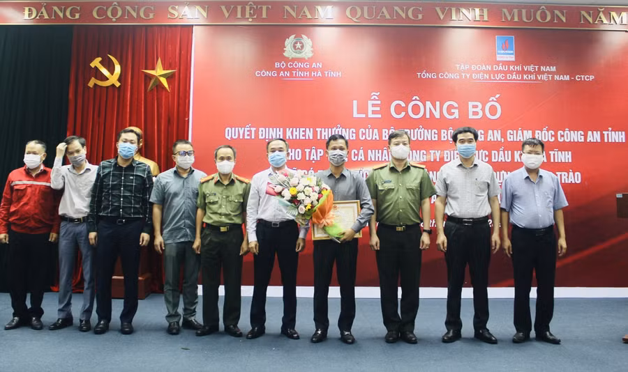 Trao bằng khen, giấy khen của Bộ Công an, CA Hà Tĩnh cho tập thể, cá nhân công ty Điện lực Dầu khí Hà Tĩnh