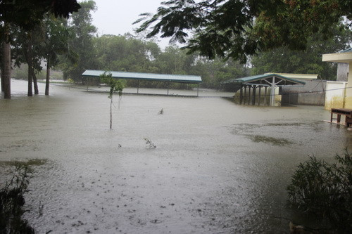 Có những chỗ ngập sâu 40 - 50cm Có những chỗ ngập sâu 40 - 50cm