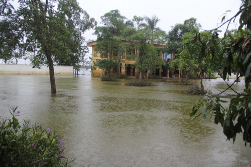 Trường THCS Nam Phương Tiến A vẫn mênh mông nước Trường THCS Nam Phương Tiến A vẫn mênh mông nước