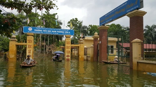 Bên ngoài Trường tiểu học Nam Phương Tiến A và Trường mầm non Nam Phương Tiến