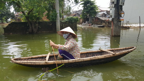 Cô giáo mầm non chèo thuyền đến trường để nắm bắt tình hình Cô giáo mầm non chèo thuyền đến trường để nắm bắt tình hình