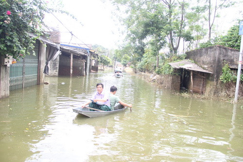 Đường đến trường vẫn ngập sâu, phải di chuyển bằng thuyền Đường đến trường vẫn ngập sâu, phải di chuyển bằng thuyền