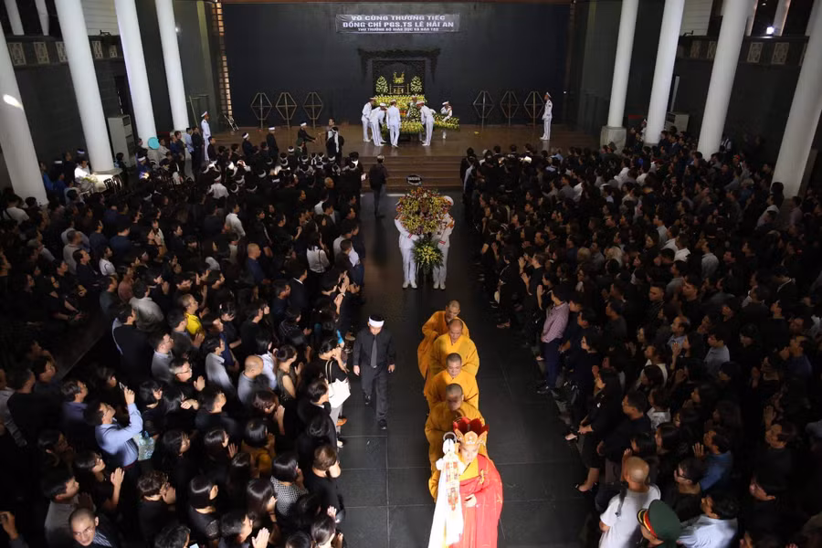 Hàng nghìn người tới tiễn biệt ông - một người thầy giáo tài năng, tâm huyết vì sự nghiệp giáo dục.