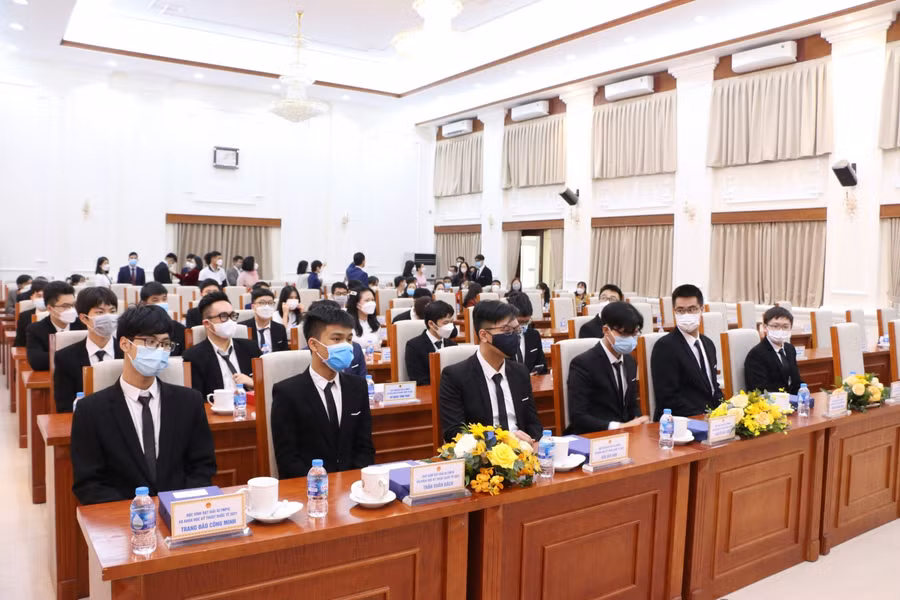 Các em học sinh được tuyên dương đã có mặt tại buổi lễ.