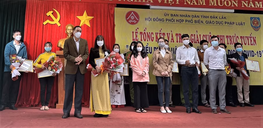 Ông Võ Văn Cảnh, Phó Chủ tịch UBND tỉnh trao giải cho các thí sinh xuất sắc của cuộc thi.