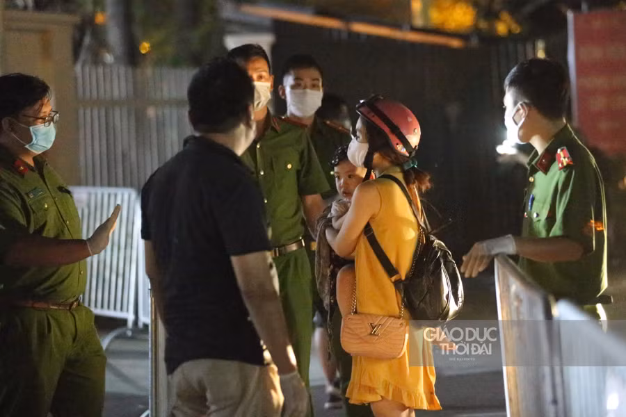 Nhiều người dân không biết thông tin vẫn đến viện, nhưng lực lượng chức năng đã nhắc nhở ngay từ phía bên ngoài.