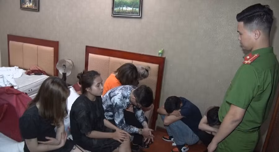 19 nam nữ thanh niên có hành vi sử dụng ma tuý trong khách sạn bị cơ quan chức năng bắt quả tang.