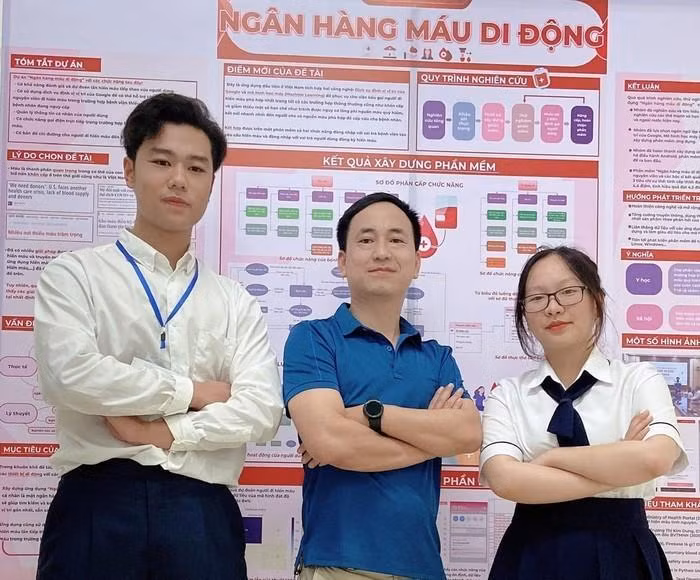 Trần Phong và Trần Mỹ Chi với dự án “Ngân hàng máu di động” dưới sự hướng dẫn của thầy Mai Hồng Kiên (ở giữa).