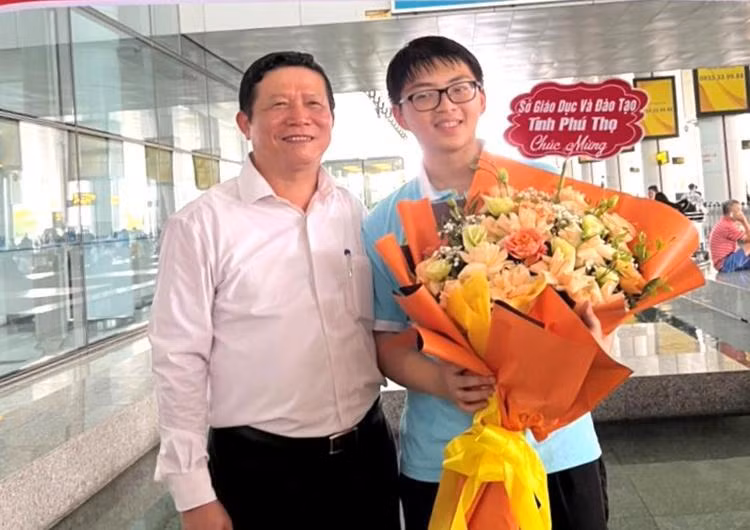 Giám đốc Sở GD&ĐT Phú Thọ chúc mừng em Võ Tiến Thành sau khi đoạt huy chương Olympic Sinh học quốc tế 2022. Ảnh: Hiền Mai