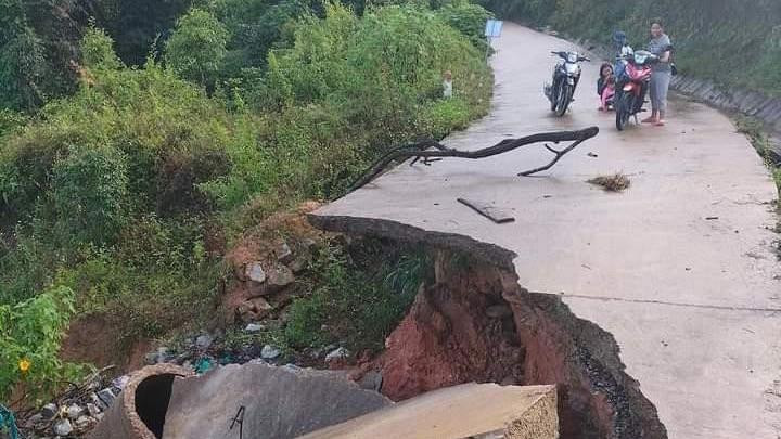 Mưa lũ khiến tuyến đường giao thông bị sạt lở nghiêm trọng.