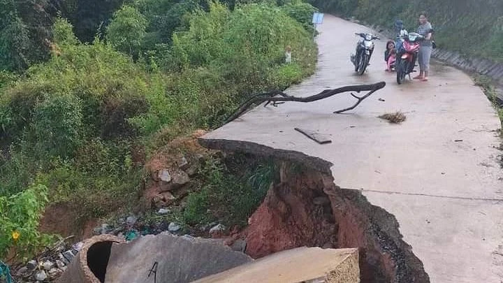 Mưa lũ khiến tuyến đường giao thông bị sạt lở nghiêm trọng.