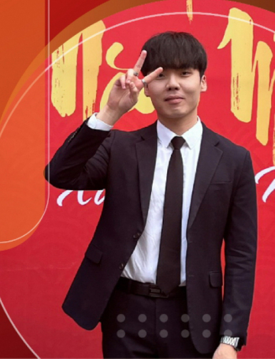 Choi Woo Jae đến từ Hàn Quốc ấn tượng với bánh chưng của người Việt trong ngày Tết.