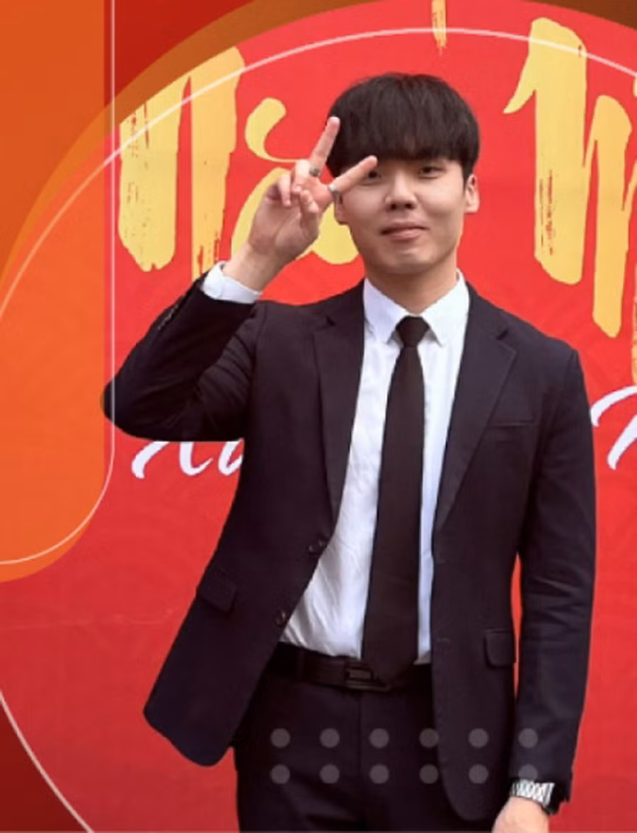 Choi Woo Jae đến từ Hàn Quốc ấn tượng với bánh chưng của người Việt trong ngày Tết.