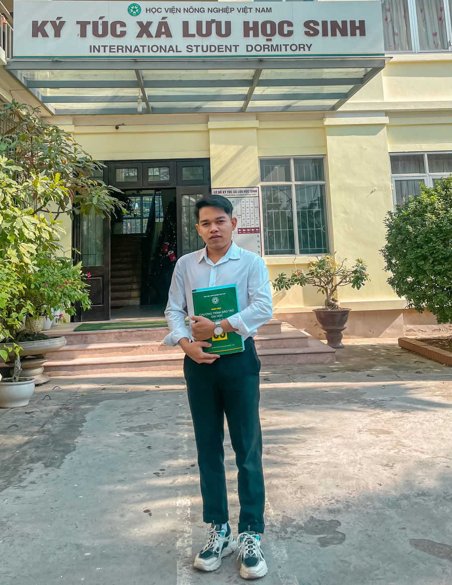 Chor Seiha - sinh viên Học viện Nông nghiệp Việt Nam - du học sinh đến từ đất nước Campuchia. Ảnh: NVCC.