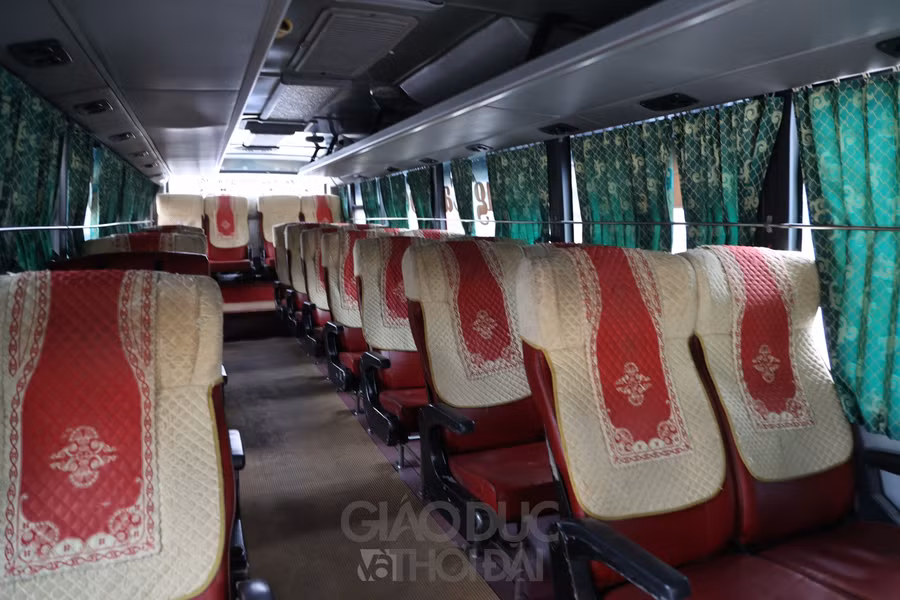 Tại bến xe, nhiều nhà xe gần đến giờ xuất bến nhưng trên xe chỉ lác đác vài khách, thậm chí không có khách nào.