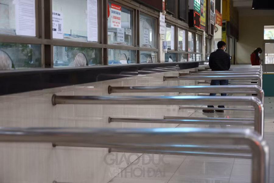 Lượng khách hiện tại của bến chỉ bằng 1/5 so với thời điểm chưa có dịch. Gần Tết Dương lịch nhưng lượng khách sụt giảm hơn 80%, nhiều xe rời bến chỉ có 2 - 3 hành khách trên xe.