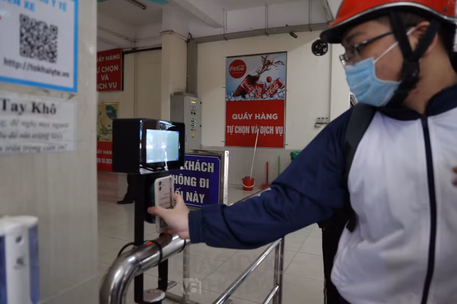 Việc này giúp người dân nhanh chóng khai báo y tế, hạn chế tập trung đông người. Nhiều người dân đánh giá cao về tính tiện dụng của hệ thống này.