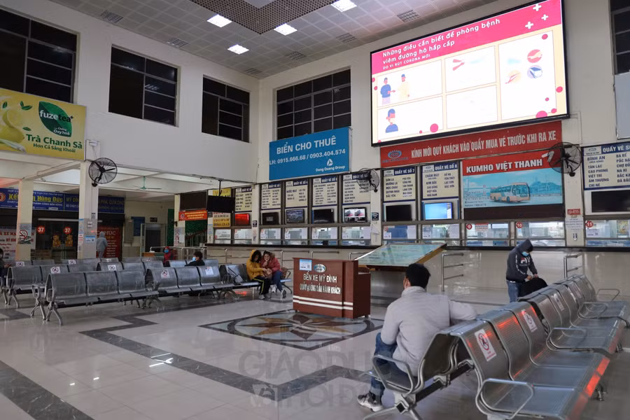 Tết Dương lịch năm nay, người dân được nghỉ tết 3 ngày. Hôm nay (30/12), lãnh đạo các bến xe ở khu vực Hà Nội cho biết, lượng khách và tuyến xe đều giảm 30-50%, có những bến xe giảm đến 80%.