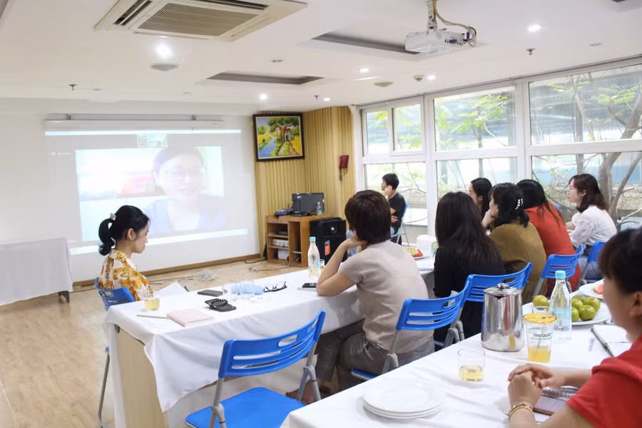 Các cô giáo giao trao đổi trực tuyến với chuyên gia tại Singapore