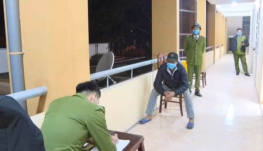 Cơ quan chức năng tiến hành lấy lời khai của Phạm Văn Tr.