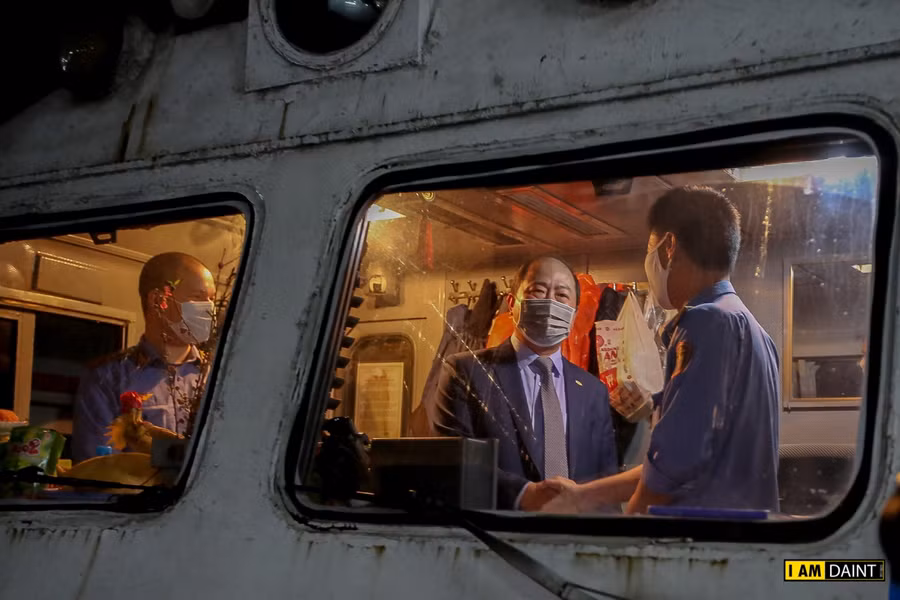 Hình ảnh chuyến tàu cuối năm đưa xuân về với nhiều gia đình ảnh 9