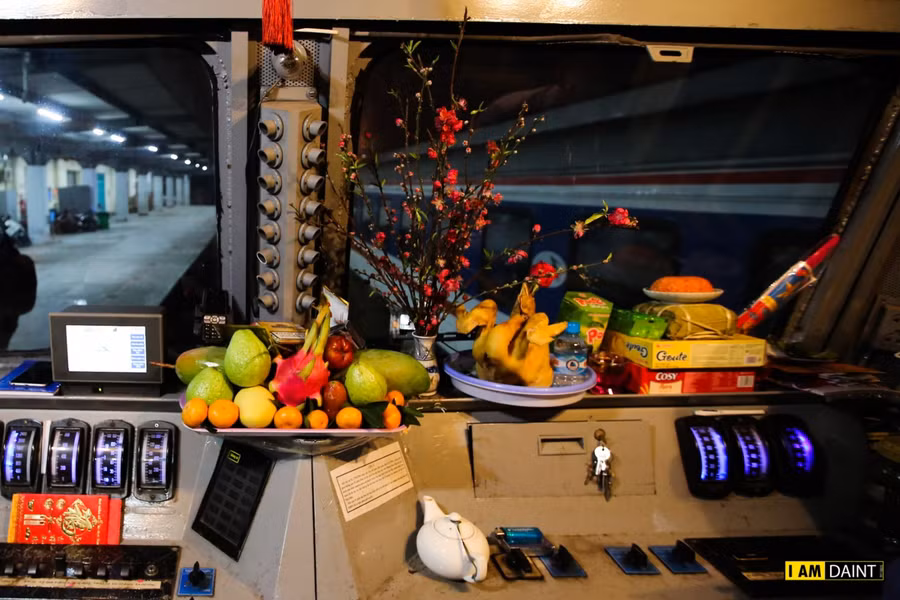 Cuối năm trên tổ tàu cũng đã chuẩn bị mâm ngũ quả, con gà, cành đào để đón giao thừa trên tàu.