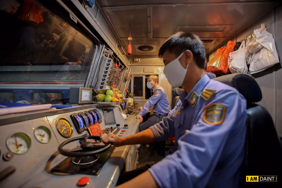 Tổ tàu chuẩn bị những khâu cuối cùng để đưa chuyến tàu rời bến.