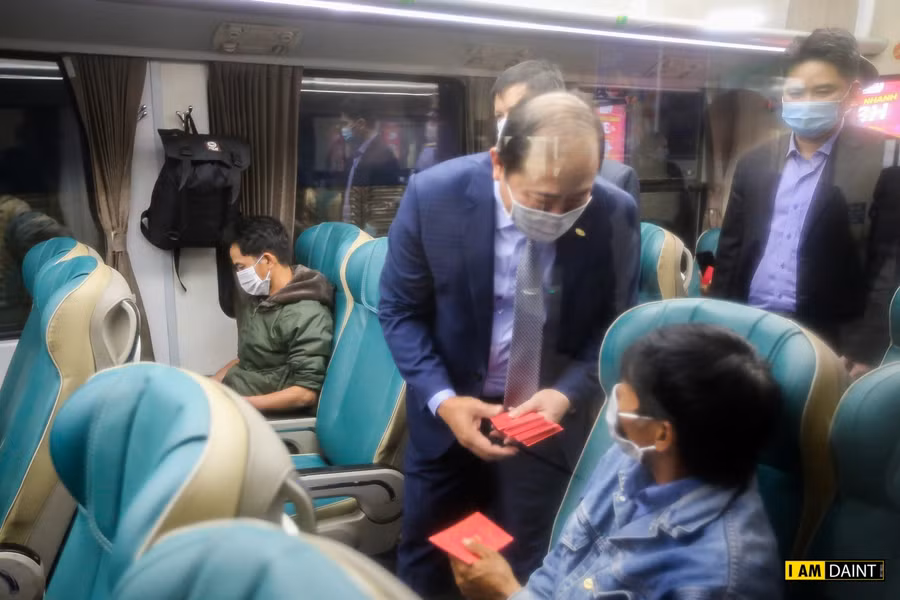 Chủ tịch Đường sắt Việt Nam - ông Vũ Anh Minh đã trực tiếp trao những bao lì xì đỏ chúc mừng năm mới sớm hành khách.