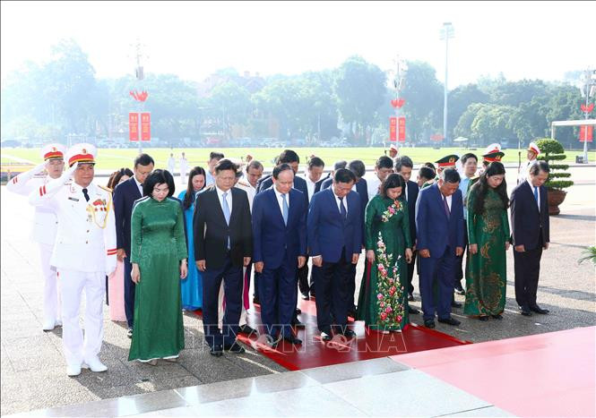 Đoàn đại biểu Thành ủy, HĐND, UBND, Ủy ban MTTQ Việt Nam thành phố Hà Nội thành kính tưởng nhớ Chủ tịch Hồ Chí Minh.