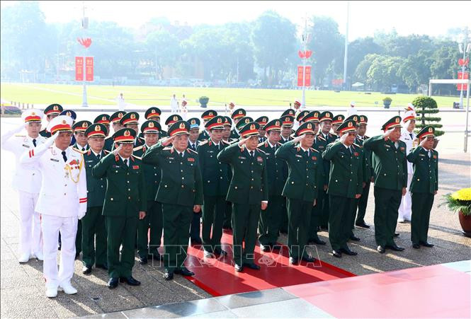 Đoàn đại biểu Quân ủy Trung ương - Bộ Quốc phòng thành kính tưởng nhớ Chủ tịch Hồ Chí Minh.