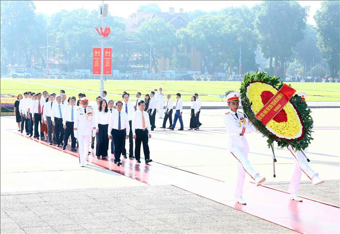 Đoàn đại biểu Bộ Ngoại giao vào Lăng viếng Chủ tịch Hồ Chí Minh.