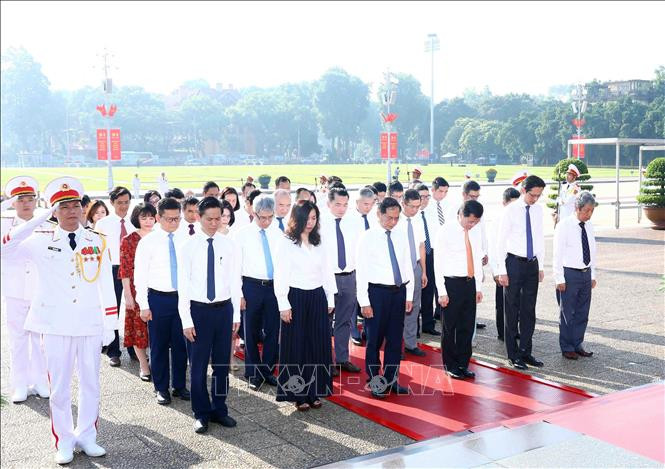 Đoàn đại biểu Bộ Ngoại giao thành kính tưởng niệm Chủ tịch Hồ Chí Minh.