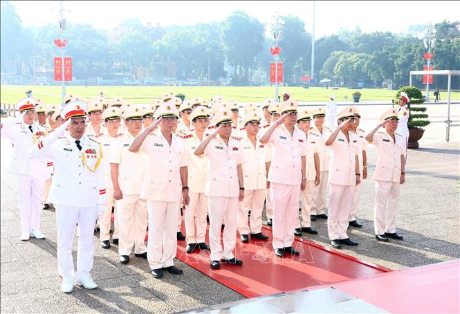Đoàn đại biểu Đảng ủy Công an Trung ương - Bộ Công an thành kính tưởng nhớ Chủ tịch Hồ Chí Minh.