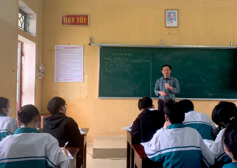 Thầy giáo Lại Văn Trưởng: Chúng tôi chú trọng dạy học theo kế hoạch và hệ thống hóa kiến thức cho học sinh.
