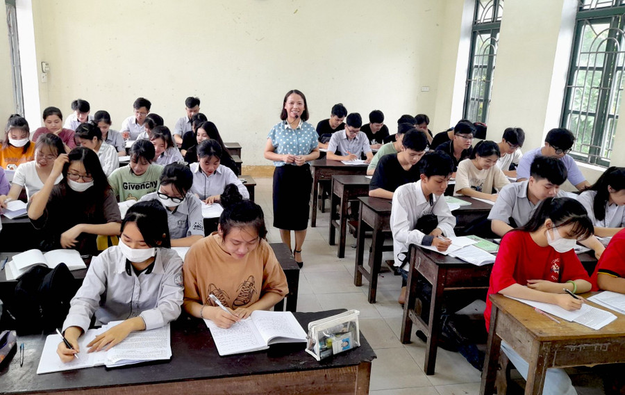 Giờ ôn tập môn Ngữ văn cho khối 12 của cô giáo Trần Thị Thúy Loan.