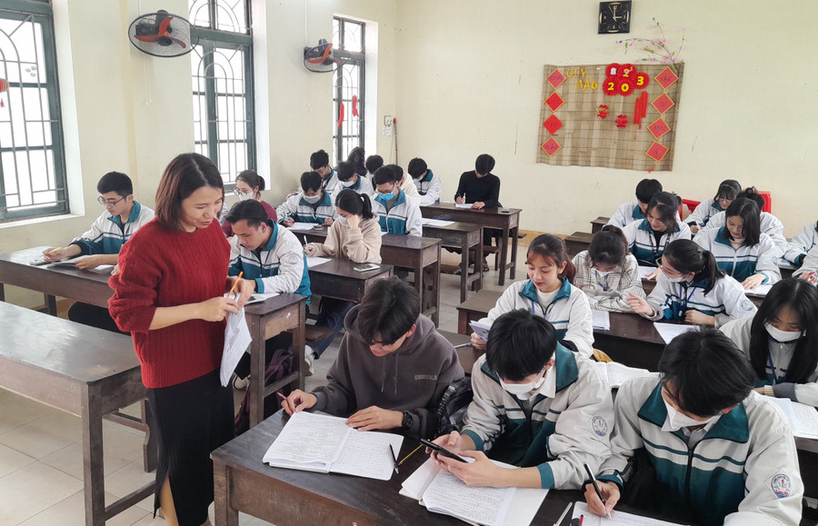 Cô Mai Thị Nhung - Tổ phó, ôn tập môn Sinh cho học sinh khối 12.