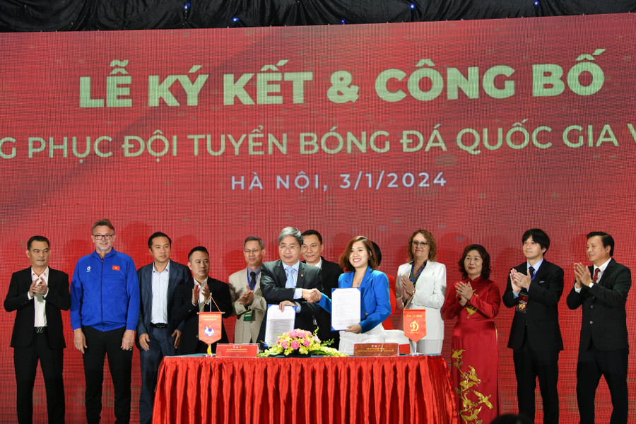 Lễ ký kết giữa VFF và Tập đoàn Thể thao Động Lực về trang phục đội tuyển bóng đá Việt Nam. Lễ ký kết giữa VFF và Tập đoàn Thể thao Động Lực về trang phục đội tuyển bóng đá Việt Nam.