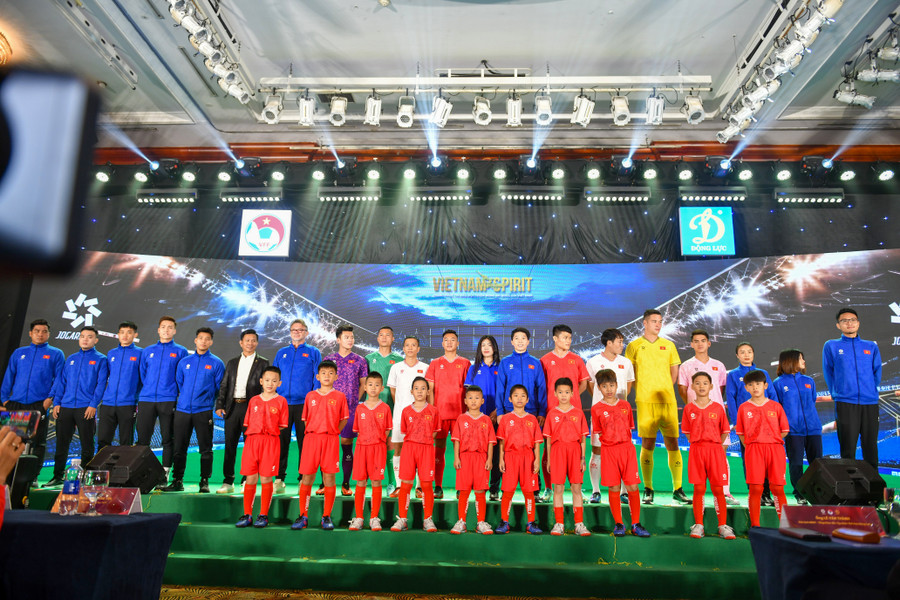 Những mẫu trang phục mới của đội tuyển bóng đá Việt Nam được các BHL và các tuyển thủ mặc trên sân khấu. Những mẫu trang phục mới của đội tuyển bóng đá Việt Nam được các BHL và các tuyển thủ mặc trên sân khấu.