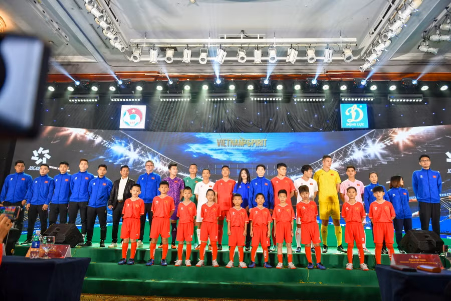 Những mẫu trang phục mới của đội tuyển bóng đá Việt Nam được các BHL và các tuyển thủ mặc trên sân khấu.