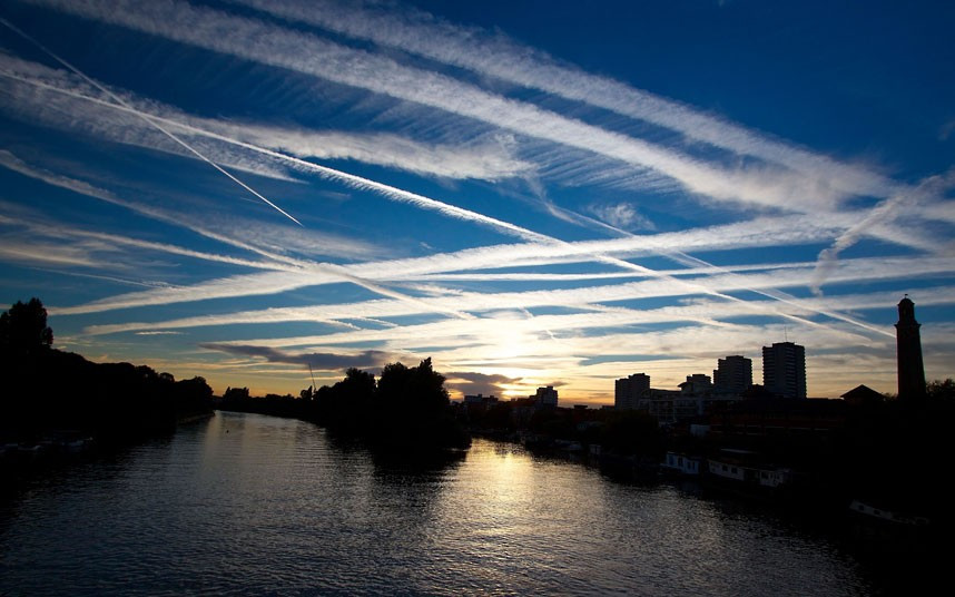 Những hình ảnh ấn tượng trong tuần ảnh 5 Telegraph reader Ian Wylie sent us this lovely photo of vapour trails over Kew Bridge, taken just before sunset on Saturday. Ian writes: Contrails from high flying jets had been particularly evident all day, illustrating just how busy the skies are over west London - both from overflying aircraft in transit and the more familiar Heathrow traffic. If you have a photograph you’d like us to consider for a picture gallery, please email it to mypic@telegraph.co.uk, supplying a little info on where and when the picture was taken.