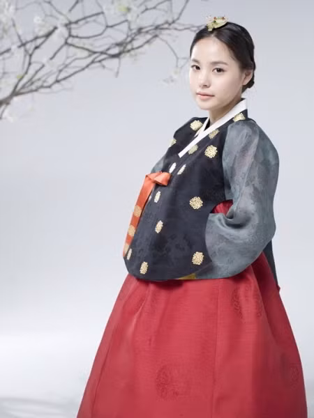 Nữ diễn viên Min Hyo Rin dịu dàng trong bộ Hanbok
