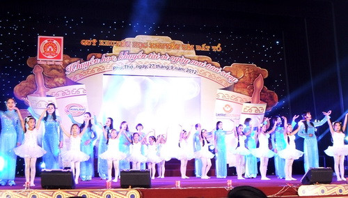 Chương trình văn nghệ chào mừng buổi lễ do các giáo viên và học sinh thực hiện