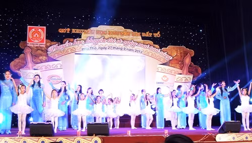 Chương trình văn nghệ chào mừng buổi lễ do các giáo viên và học sinh thực hiện