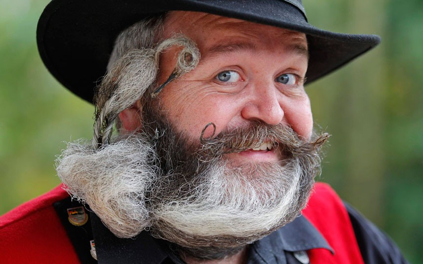 Những hình ảnh ấn tượng trong tuần ảnh 8 German hairdresser Elmar Weisser, 48, shows off his beard, which is shaped like a stork, during the 2012 European Beard and Moustache Championships in Wittersdorf near Mulhouse, Eastern France. Weisser, who won the World Beard and Moustache Championship in 2011, ranked second in the freestyle category this year.