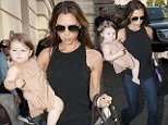 Xuất hiện bên mẹ, Harper Beckham khoe mái tóc mượt