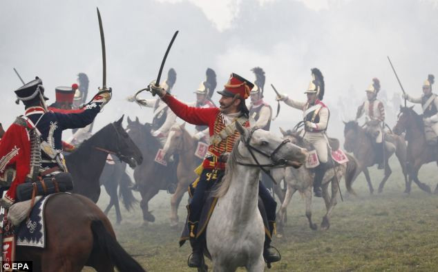 Nga: Chi 700.000 bảng để tái tạo trận chiến Pháp – Nga ảnh 3 Battling: The large and bloody single-day Battle of Borodino between the Imperial Russian Army and Napoleon’s Great Army resulted in the retreat of the Russian army and the occupation of Moscow by Napoleon Read more: http://www.dailymail.co.uk/news/article-2197748/President-Putin-watches-recreation-200-year-old-battle-glorified-Tolstoy-led-fall-Napoleon-troops-retreated-Moscow.html#ixzz25UG9vj4z